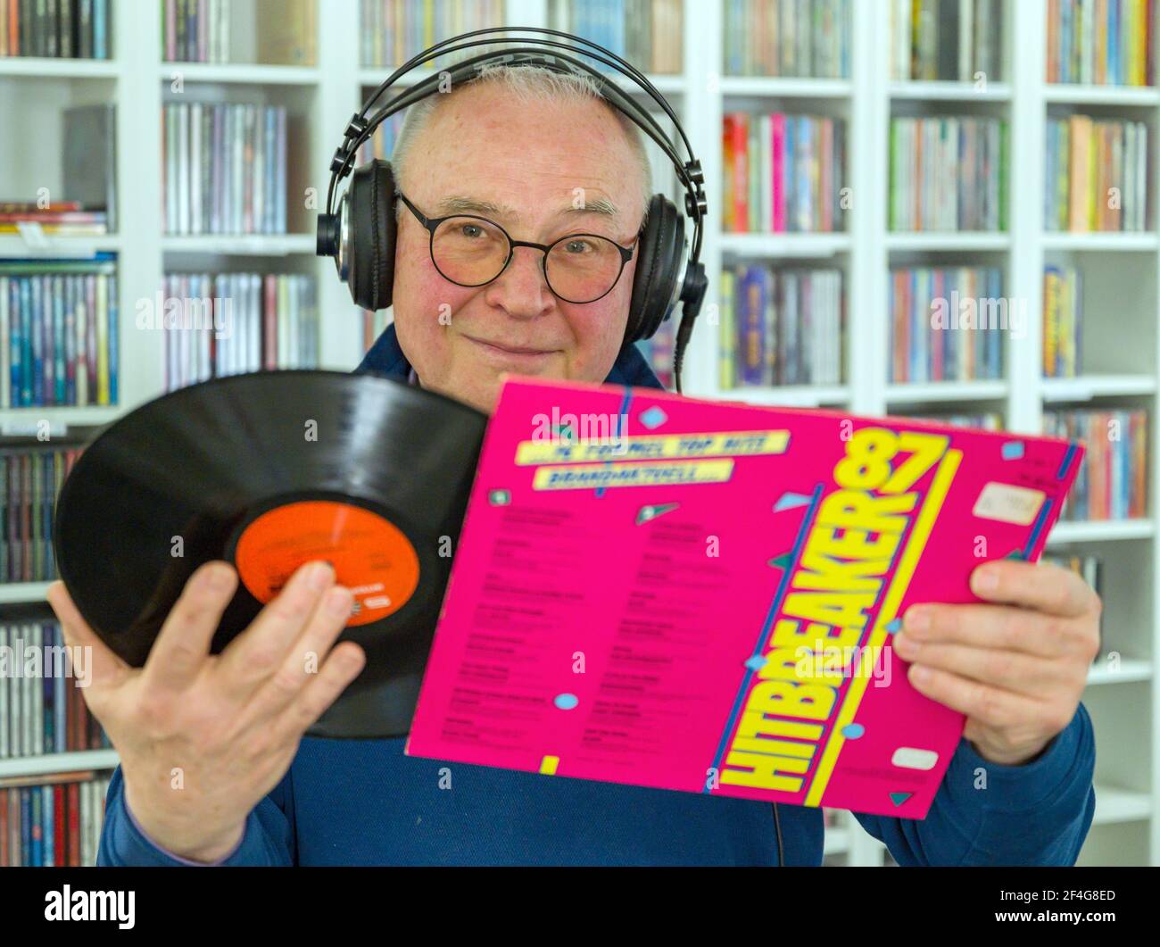 17 mars 2021, Brandenburg, Grünheide: Ulrich Burow, président de l'association radio Ginseng e.V., se tient dans le studio de radiodiffusion avec un disque entre ses mains. Les aînés de Grünheide font maintenant la radio. À la fin du mois de mars, leur service doit être lancé, pour le moment exclusivement sur Internet. La première station de radio de Brandebourg pour les personnes âgées veut également attirer des auditeurs plus jeunes et d'autres militants. Les présentateurs sont nécessaires de toute urgence. Photo: Patrick Pleul/dpa-Zentralbild/ZB Banque D'Images