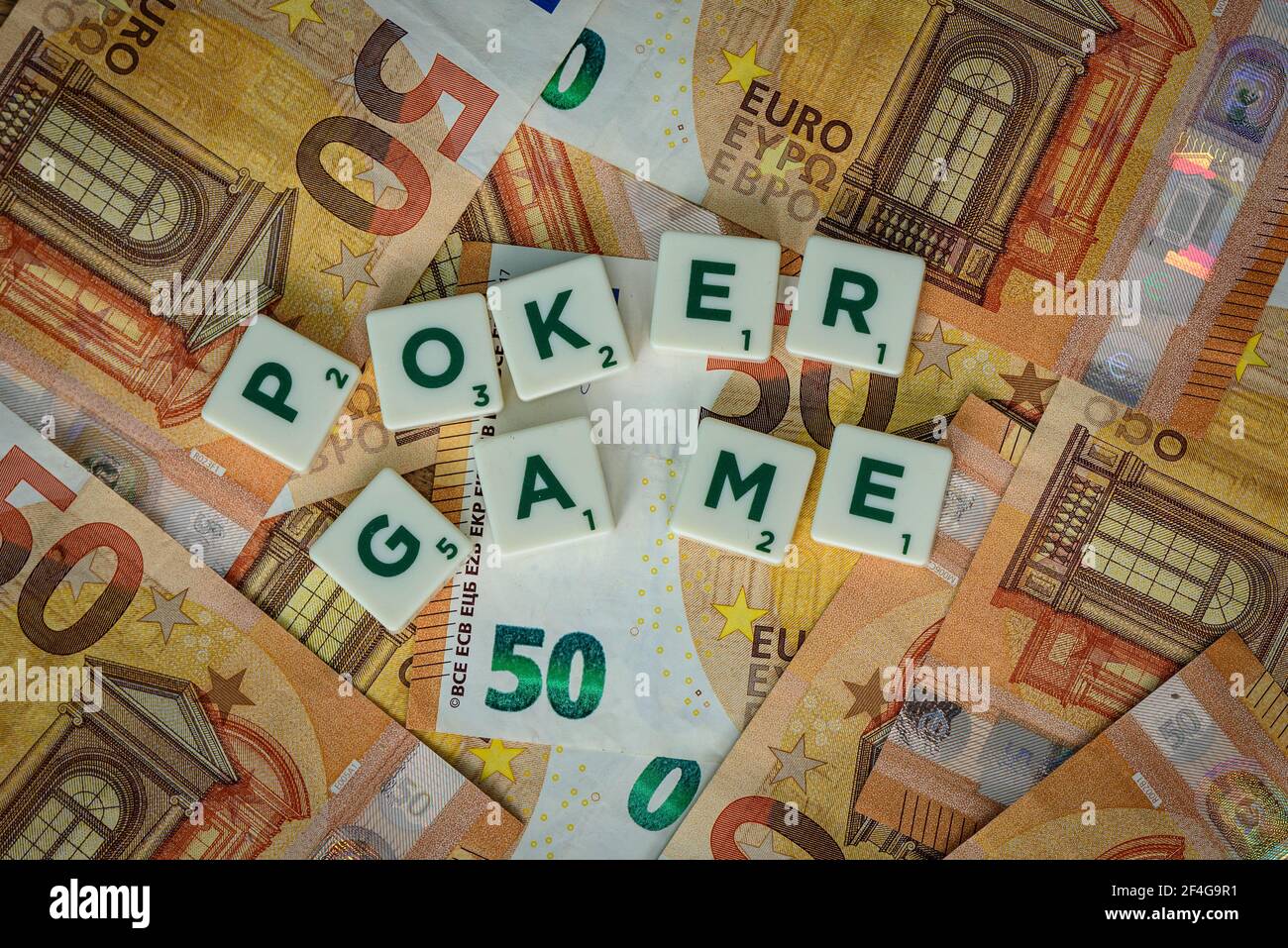 euro money et une inscription avec une inscription de jeu de poker et une invitation à rejoindre des joueurs de poker Banque D'Images