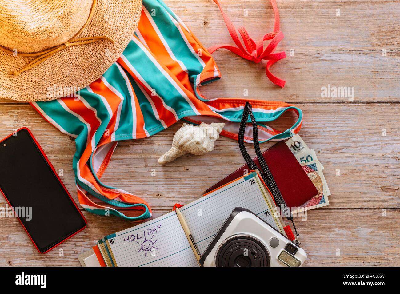 Bannière concept Voyage plat.articles pour vacances d'été: Passeport,bikini,chapeau,argent,smartphone,espace copie appareil photo.vue du dessus concept vacances.planification Banque D'Images