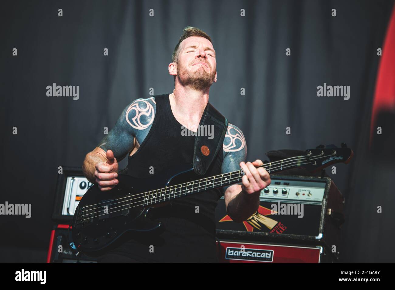 ITALIE, FIRENZE 2017: Tim Commerford, bassiste du super groupe américain de rap/rock prophètes de rage (composé de membres de rage contre la machine, Cypress Hill et public Enemy), en live sur scène. Banque D'Images ITALIE, FIRENZE 2017: Tim Commerford, bassiste du super groupe américain de rap/rock prophètes de rage (composé de membres de rage contre la machine, Cypress Hill et public Enemy), en live sur scène. Banque D'Images