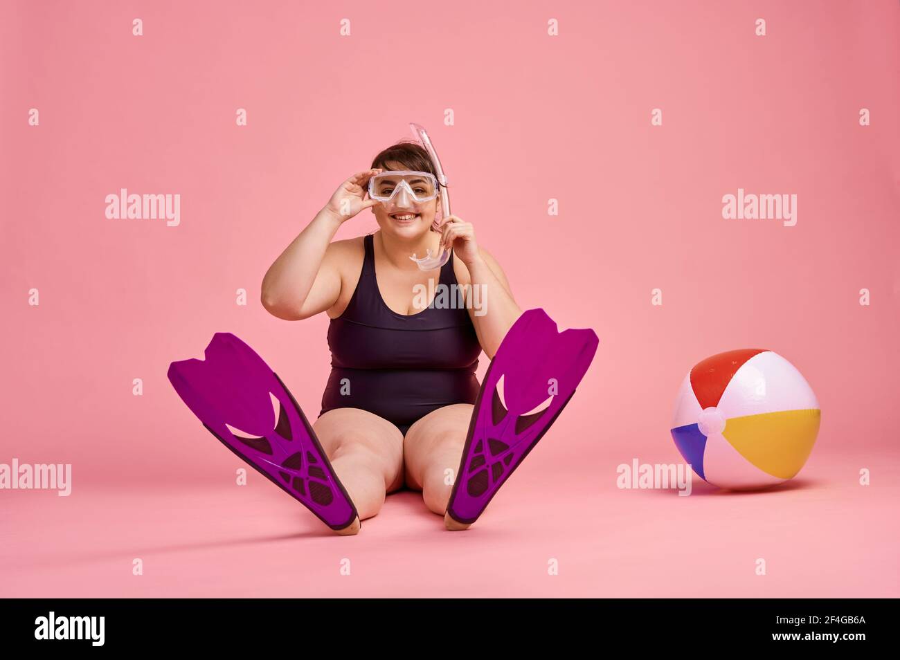 Drôle de femme en surpoids en maillot de bain, nageoires et masque Photo  Stock - Alamy