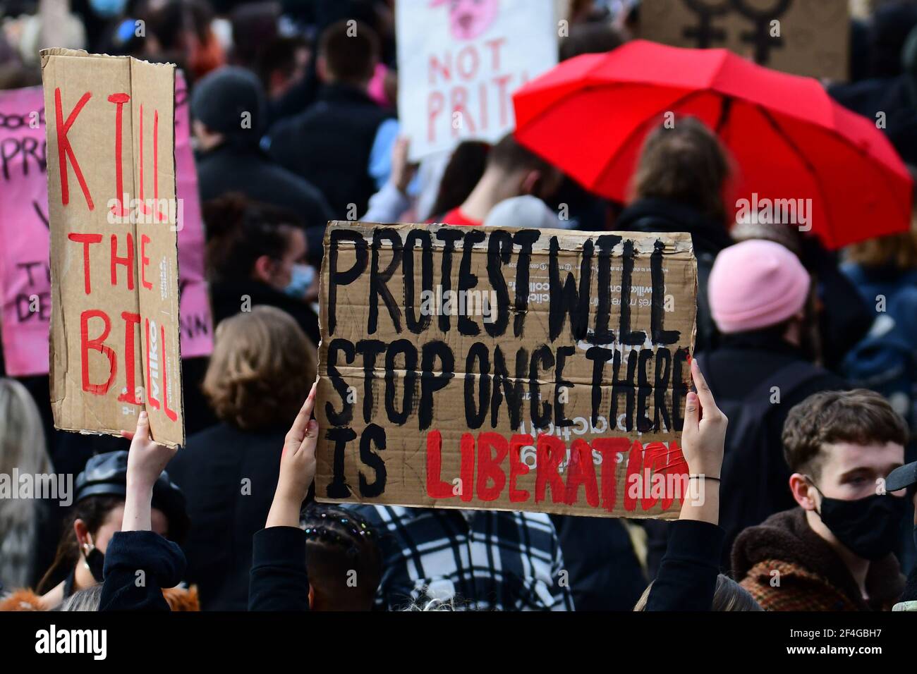 Bristol, Royaume-Uni. 21 mars 2021. ROYAUME-UNI. Au cours d'un après-midi très chaud au College Green Bristol, des milliers de personnes ont assisté à une vigile pour Sarah Everard, puis ont défilé avec des bannières à travers la ville chantant tuer le projet de loi. Crédit photo : Robert Timoney/Alay Live News Banque D'Images