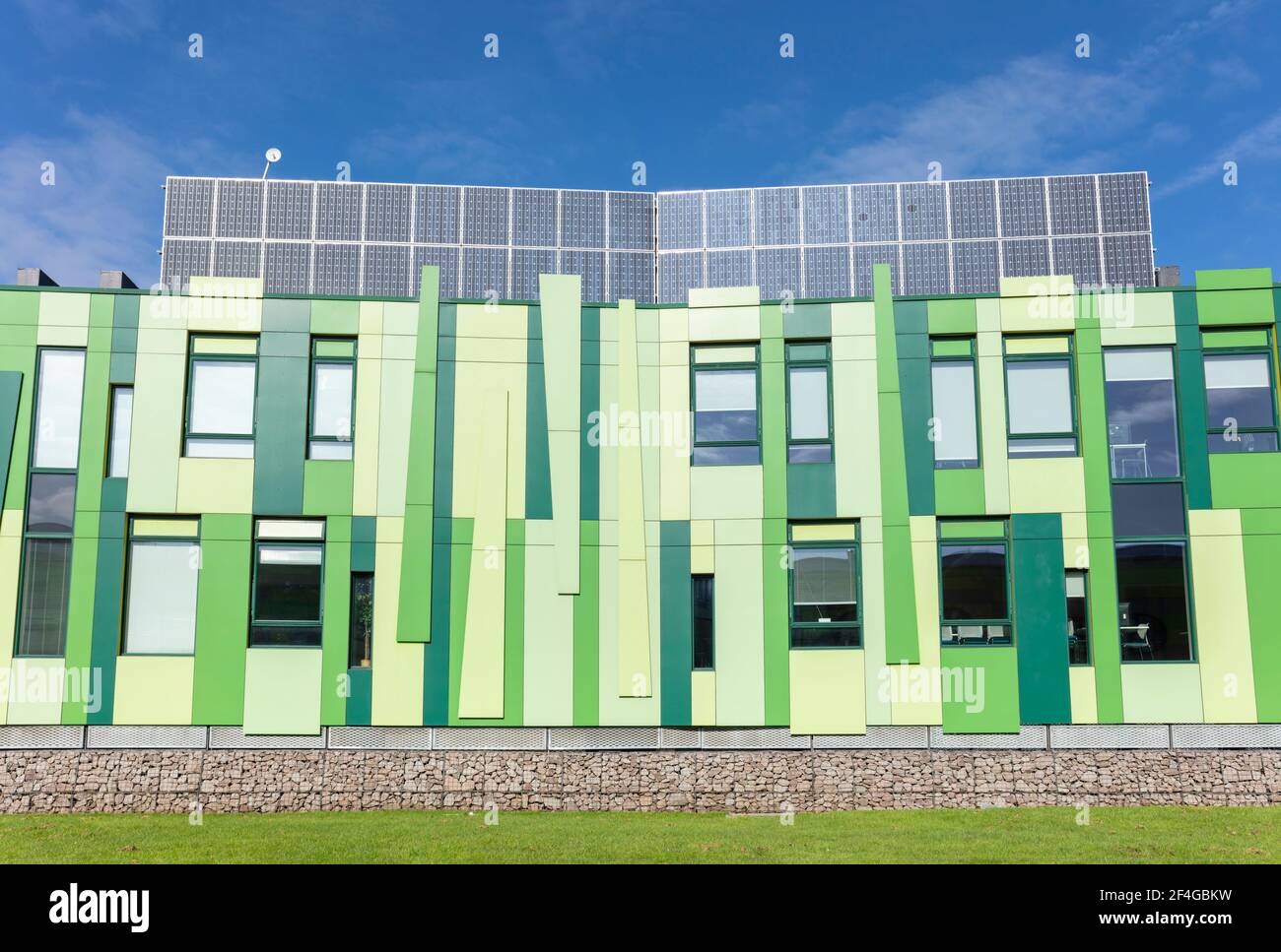 Panneaux solaires sur les bâtiments N°1 du parc scientifique de Nottingham à Nottingham University science Park Nottingham Notinghamshire Angleterre GB Royaume-Uni Europe Banque D'Images