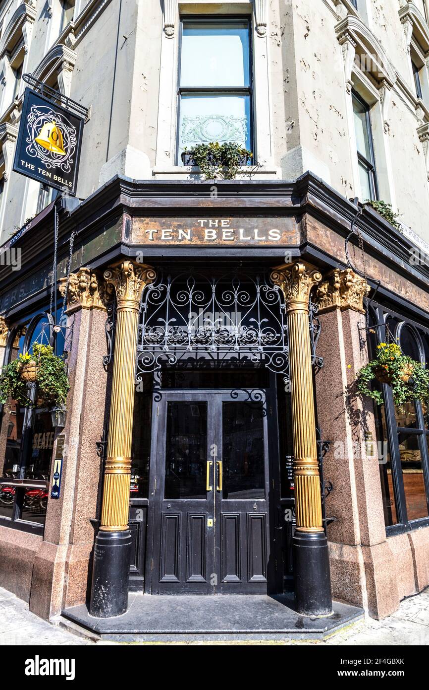 Extérieur du pub Ten Bells célèbre pour sa connexion à Jack l'Éventreur en série, commercial Street, Shoreditch, Londres, Royaume-Uni Banque D'Images