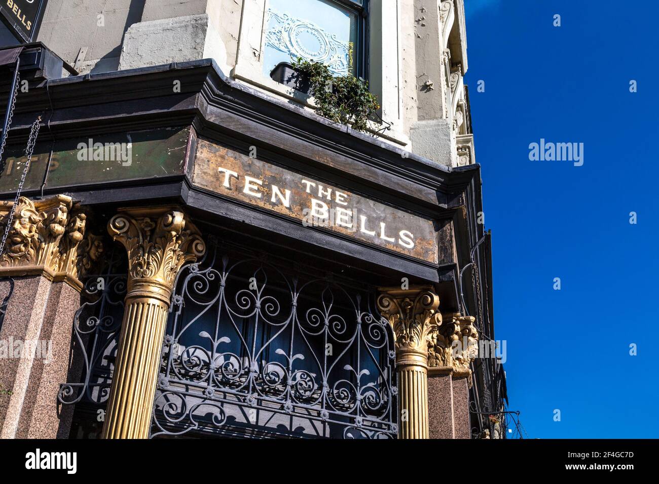 Extérieur du pub Ten Bells célèbre pour sa connexion à Jack l'Éventreur en série, commercial Street, Shoreditch, Londres, Royaume-Uni Banque D'Images