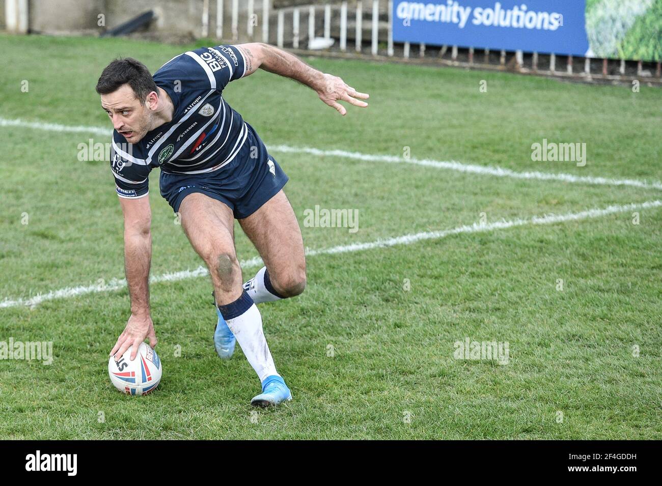 Featherstone, Angleterre - 21 mars 2021 - Craig Hall of Featherstone Rovers se lance pour un essai lors du match de la coupe de défi Betfred de la Ligue de rugby, partie 1 entre Featherstone Rovers vs Bradford Bulls au Millenium Stadium, FeatherstoneUK Dean Williams/Alay Live News Banque D'Images