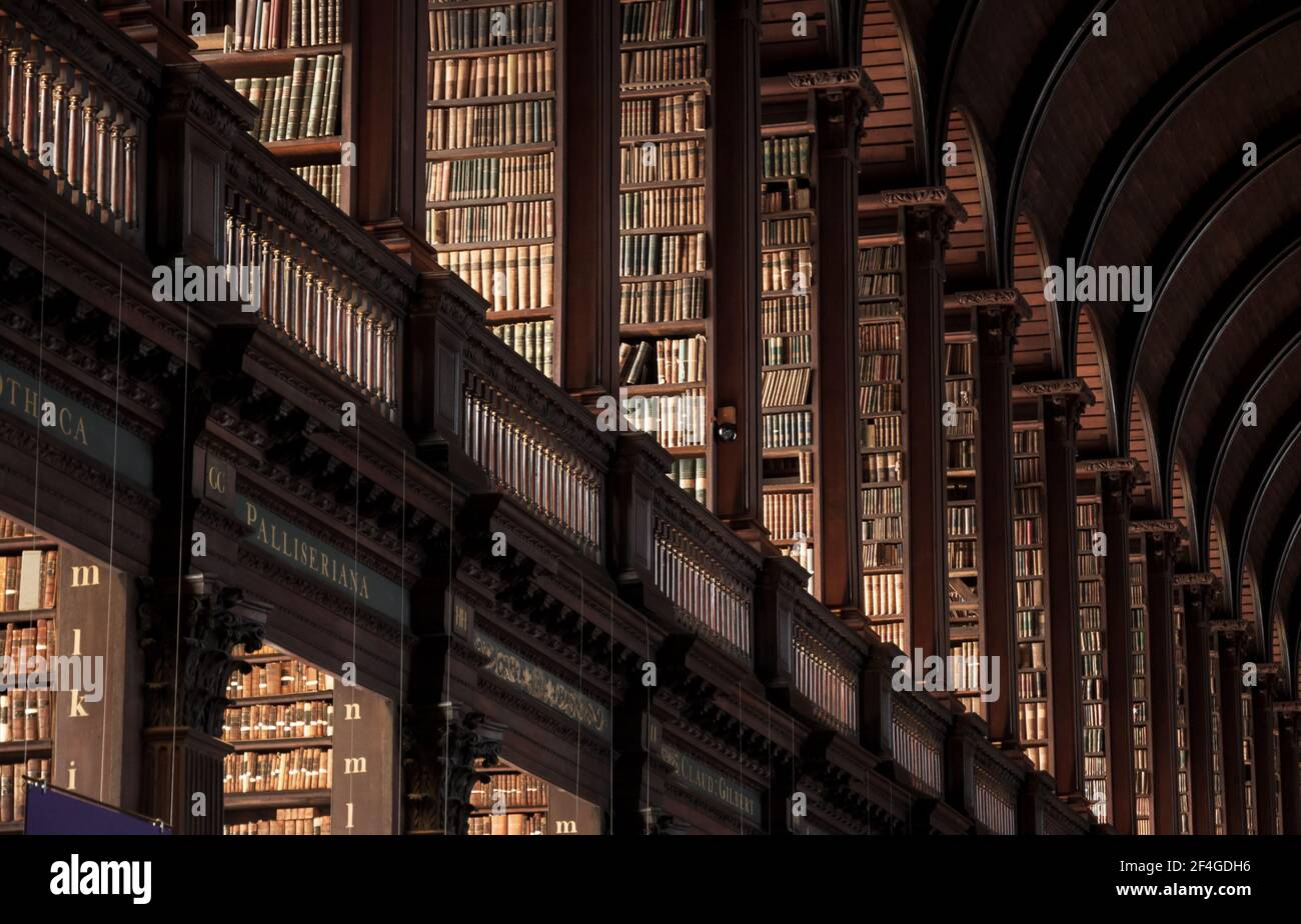 Bibliothèque ancienne avec étagères de livres anciens dans la salle longue du Trinity College. Dublin, Irlande - 15 février 2014 Banque D'Images
