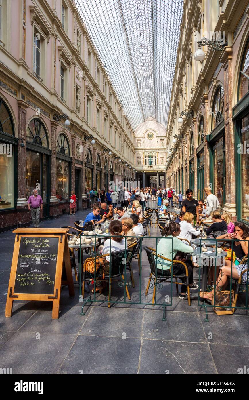 Les gens des Galeries royales de Saint-Hubert à Bruxelles. Ouvert en 1847, il est l'une des plus anciennes galeries marchandes d'Europe. Bruxelles, 30, 2014. Banque D'Images