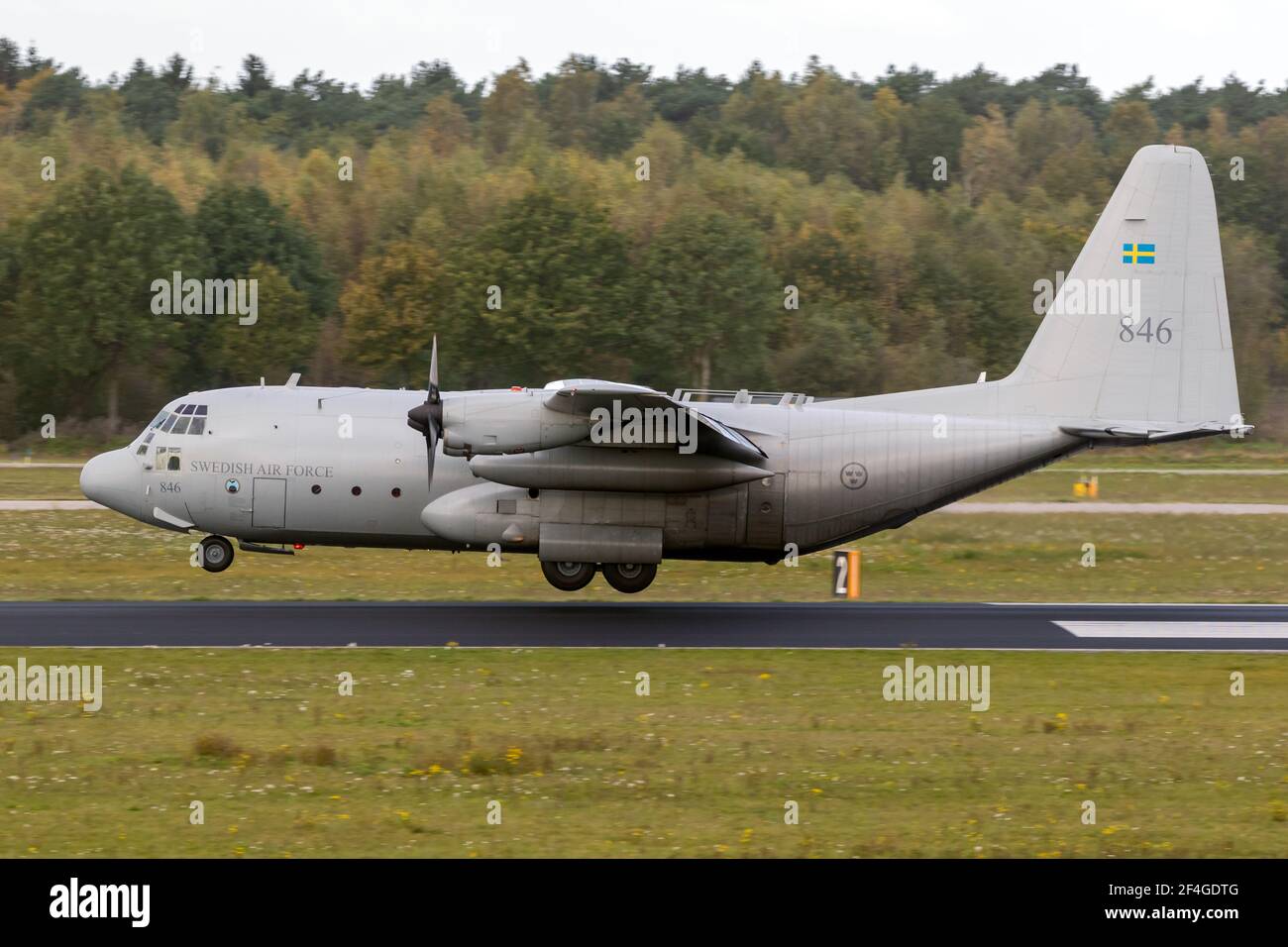 L'avion de transport Hercules de la Force aérienne suédoise Lockheed C-130H débarque sur la base aérienne d'Eindhoven. Pays-Bas - 27 octobre 2017 Banque D'Images