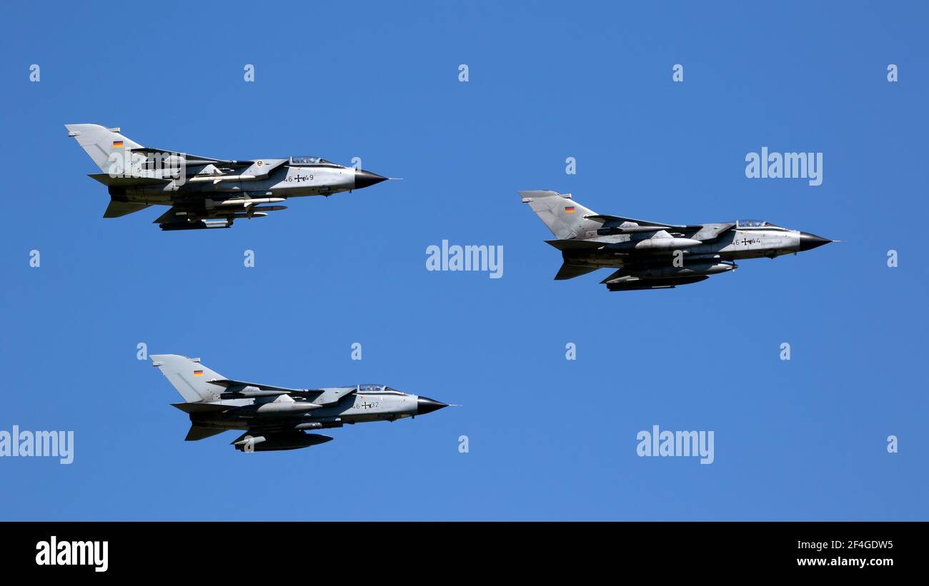 Formation de trois bombardiers Panavia Tormado de la Force aérienne allemande en vol au-dessus de Fligerhorst Jagel, Allemagne - 13 juin 2019 Banque D'Images