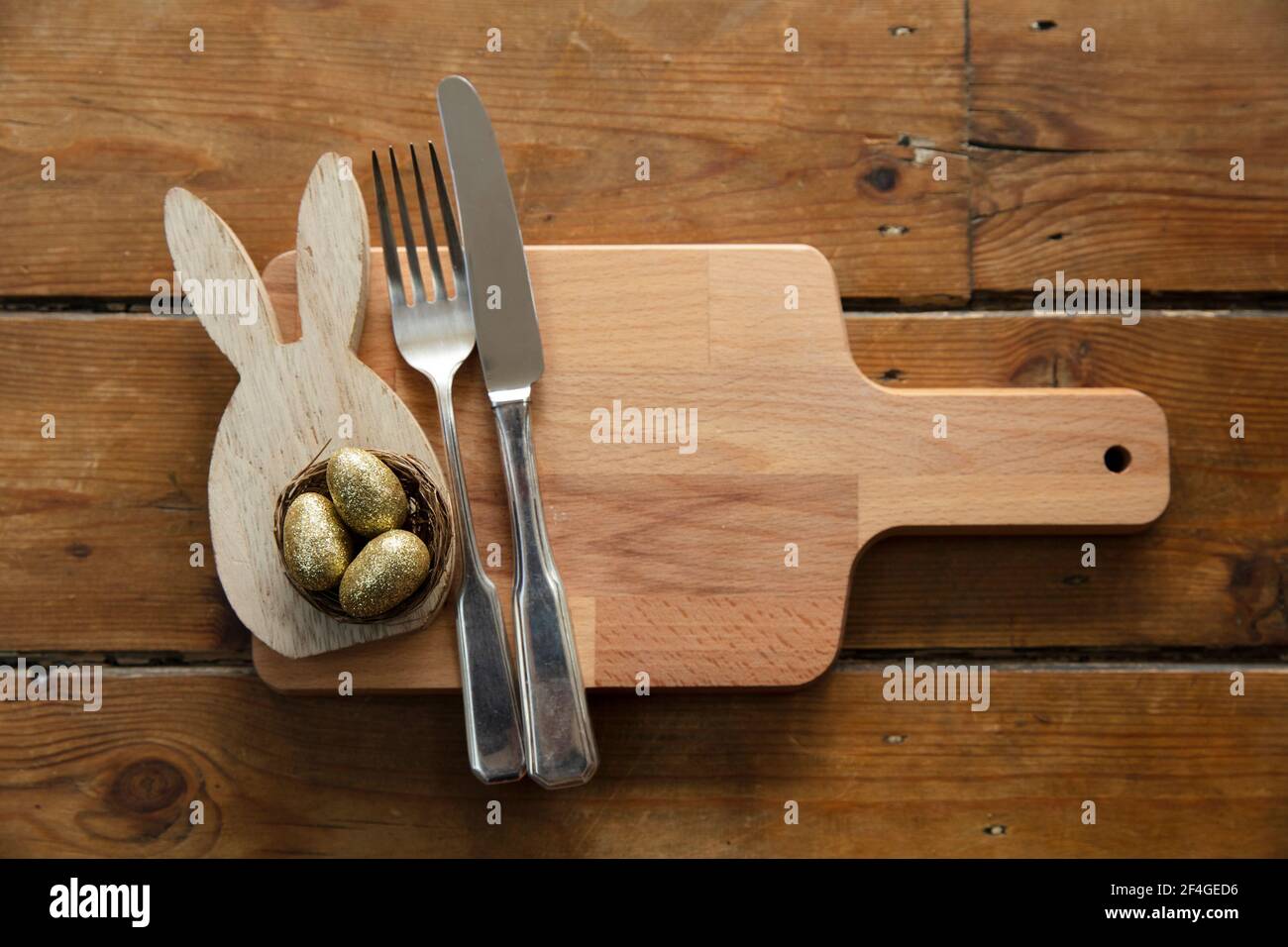 Arrière-plan du repas de Pâques, lapin de pâques avec œufs et fleurs printanières Banque D'Images