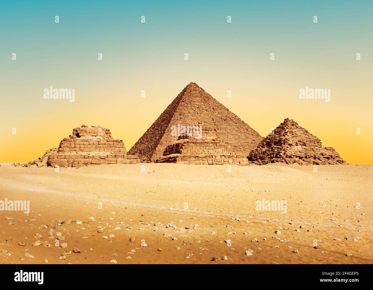 Pyramides égyptiennes au coucher du soleil, tombes du Pharaon Menkaure, Mykerinos ou Menkheres avec pyramides STEP. Banque D'Images