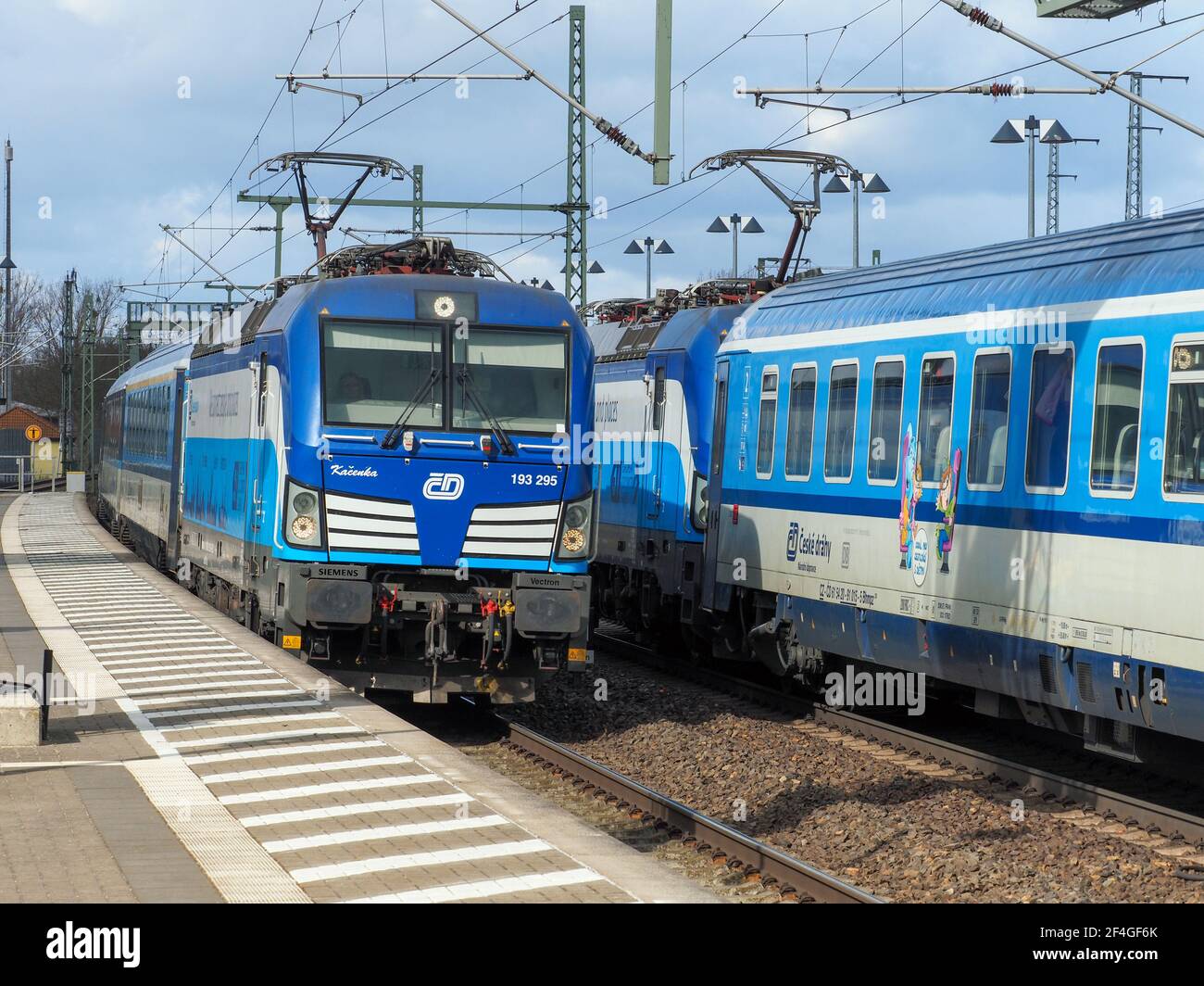 Wittenberge, Allemagne. 16 mars 2021. L'IC 177 des chemins de fer tchèques Ceske Drahy (CD) avec destination Prague entre dans la gare en provenance de Hambourg sur la voie 3. Sur la voie voisine, l'IC des chemins de fer tchèques venant de la direction opposée s'arrête. Credit: Soeren Stache/dpa-Zentralbild/ZB/dpa/Alay Live News Banque D'Images