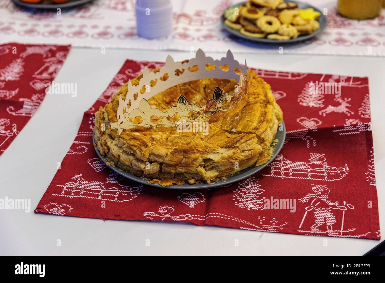 Jp Gateau Du Roi Une Galette Tres Francaise Pour La Tete Des Rois Un Festival Tres Populaire En France Le Gateau Contient Un Grain Pour Le Roi Photo Stock Alamy