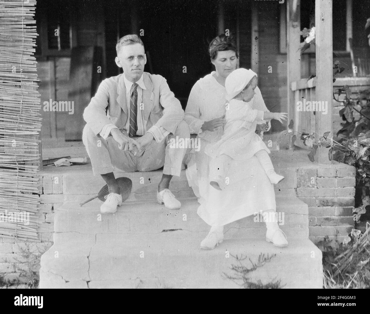 Deux adultes avec Anne, Chine, Beidaihe (Chine), Hebei Sheng (Chine), 1918. De la collection de photographies Sidney D. Gamble. () Banque D'Images