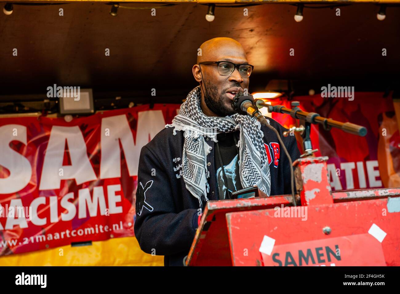 Michel Esajas, des Archives noires, parle lors de la manifestation. Lors de la Journée internationale pour l'élimination de la discrimination raciale, des personnes se sont rassemblées sur la place Jonas Daniël Meijer à Amsterdam pour demander la diversité et la solidarité, et contre toutes les formes de racisme et de discrimination. En outre, contre les deux partis politiques d'extrême droite aux pays-Bas, le PVV (partij voor de Vrijheid) signifiant (parti pour la liberté) et le FVD (forum voor démocratie) signifiant (Forum pour la démocratie) le dernier a augmenté son pouvoir lors des dernières élections dans le pays. (Photo par Ana Fernandez/SOPA Banque D'Images