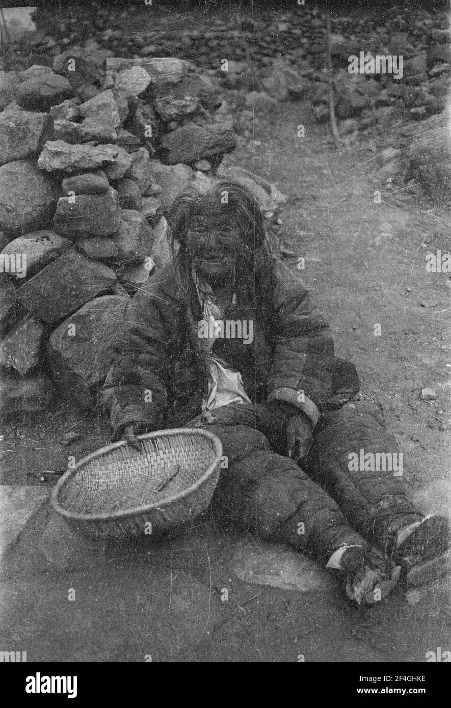 Mendiant avec panier, Chine, Ding Xian (Chine), Dingzhou Shi (Chine), Hebei Sheng (Chine), 1931. De la collection de photographies Sidney D. Gamble. () Banque D'Images
