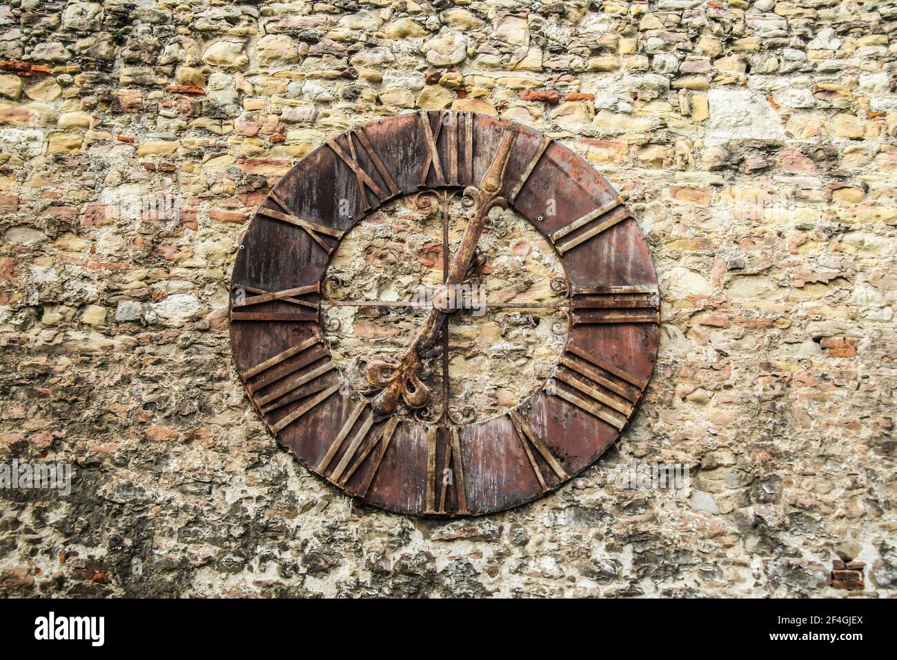 Zagreb, Croatie, Republika Hrvatska, Europe. Place Kaptol. L'horloge de la cathédrale de Zagreb, sur un mur à côté de l'église. Il a cessé de fonctionner après le grand tremblement de terre le 9 novembre 1880 à 7:03 am. Banque D'Images