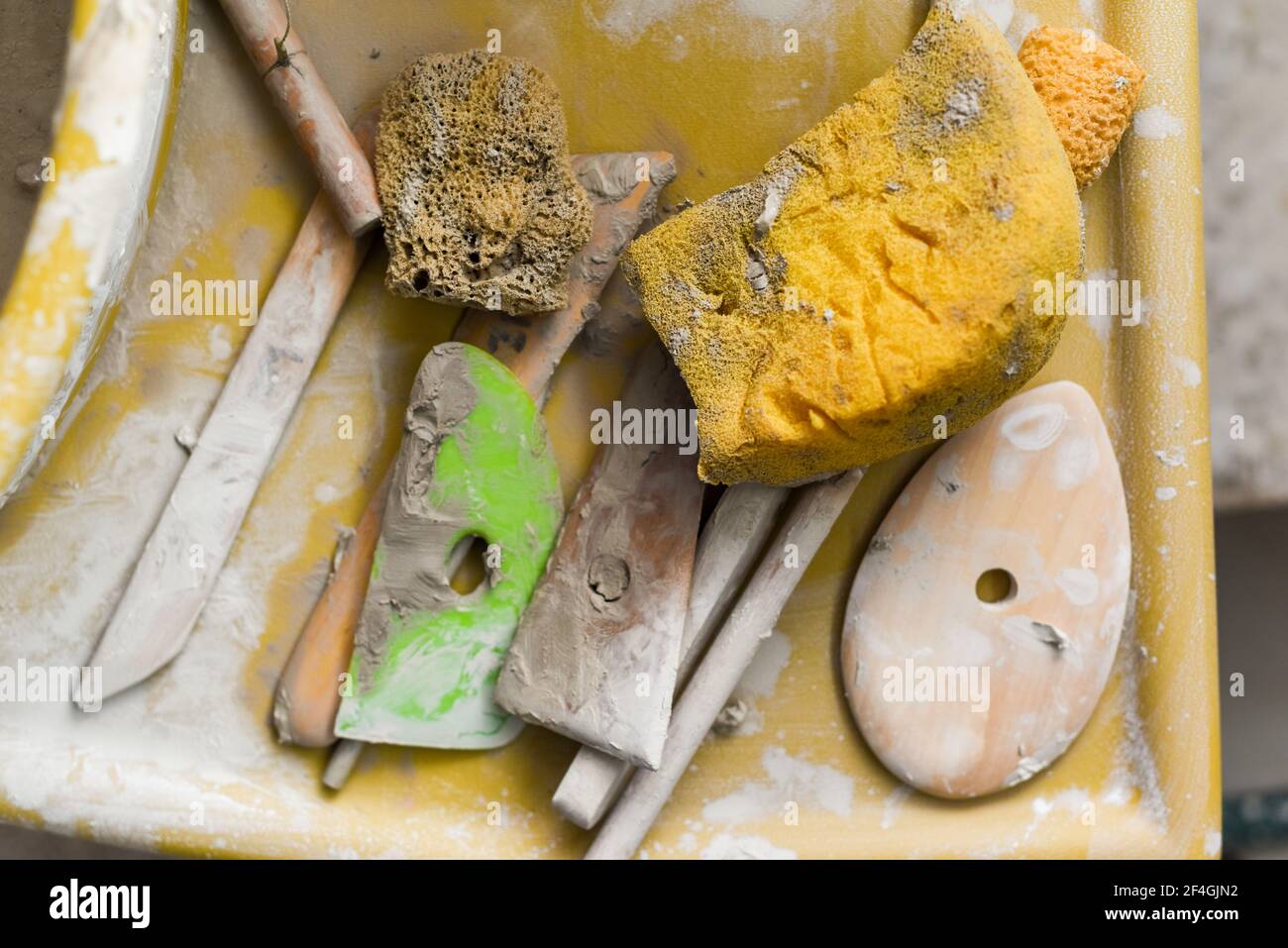 Roue de poterie avec outils de céramique pour la fabrication d'art et d'artisanat objets d'argile dans un atelier Banque D'Images