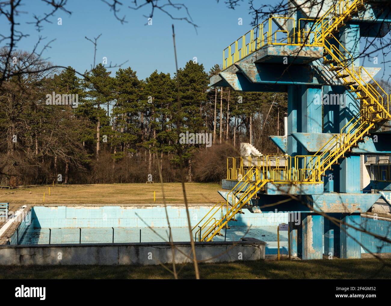 Piscine bleue abandonnée et tour de plongée en béton abandonnée et abandonnée, dans le parc de Sofia, Bulgarie, Europe de l'est Banque D'Images