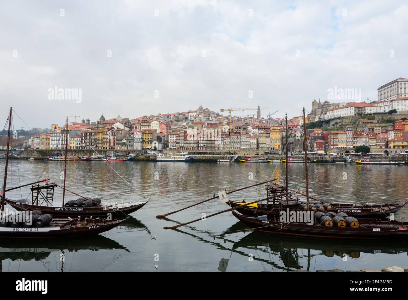 Bateaux rabelo traditionnels amarrés et Cais da Ribeira sur le côté opposé du fleuve Douro, Porto, Portugal Banque D'Images