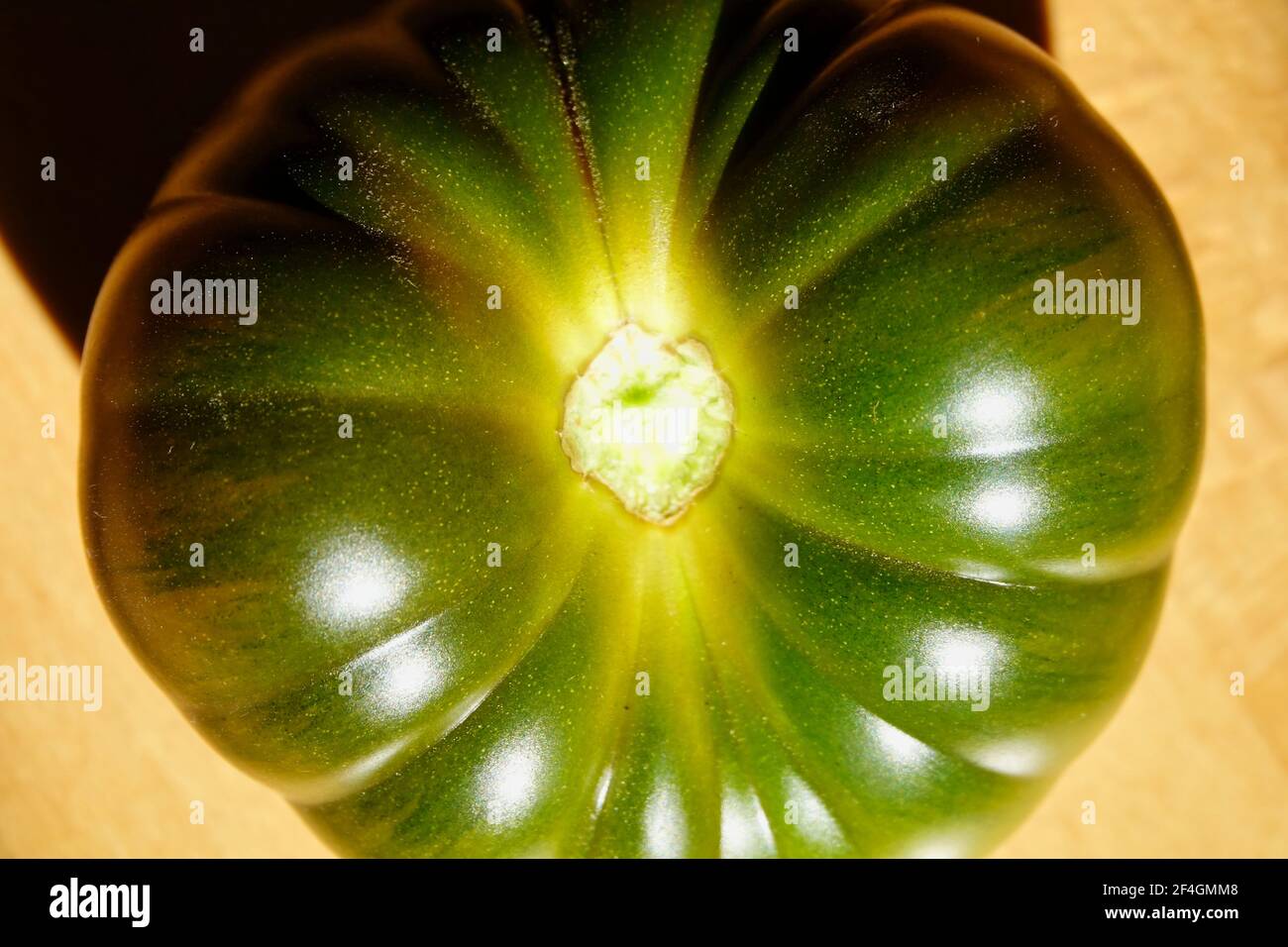 Détail d'une délicieuse tomate verte de marmande illuminée par lumière du soleil Banque D'Images