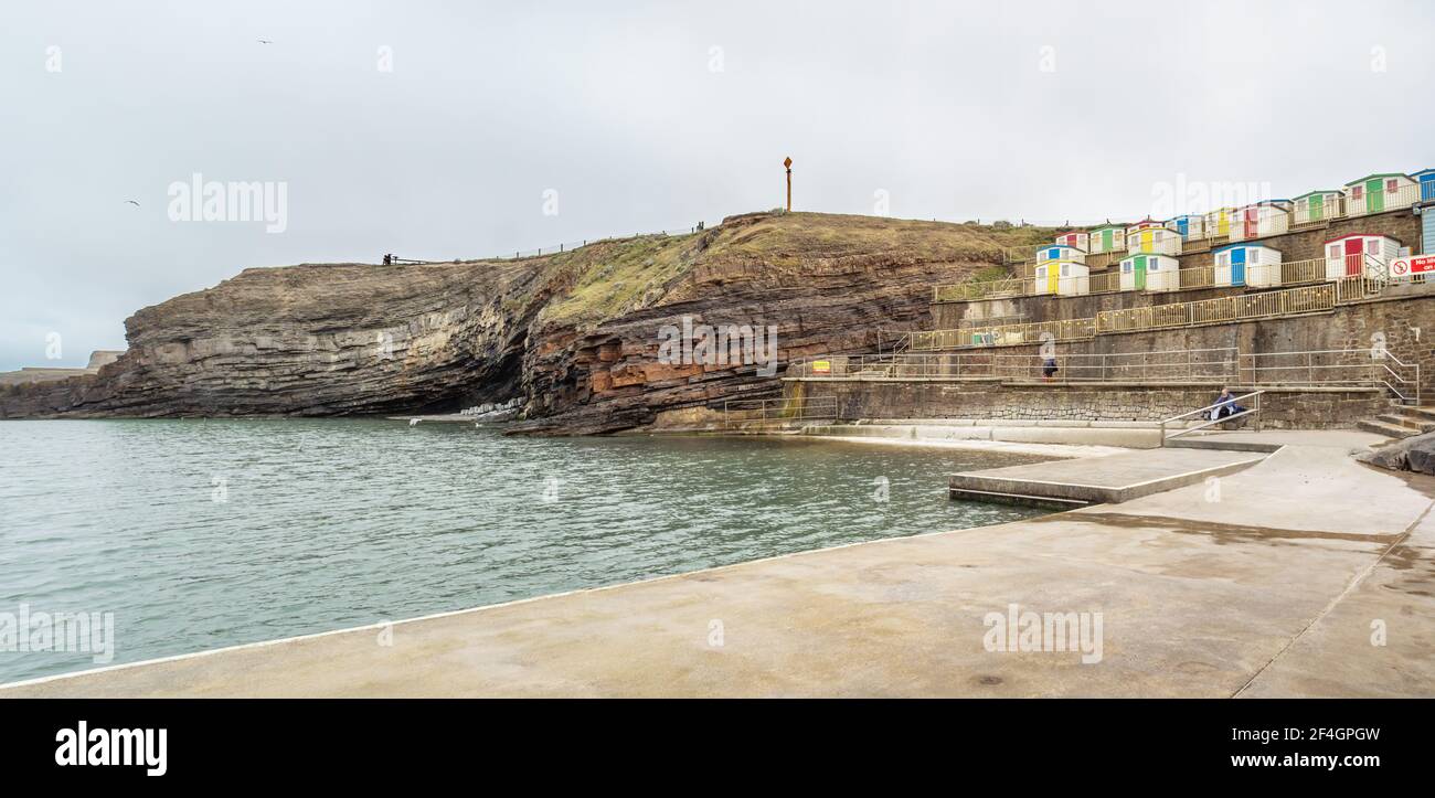 BUDE, CORNOUAILLES, ANGLETERRE - MARS 18 2021: Vue panoramique de la piscine de la mer, hors saison, Banque D'Images