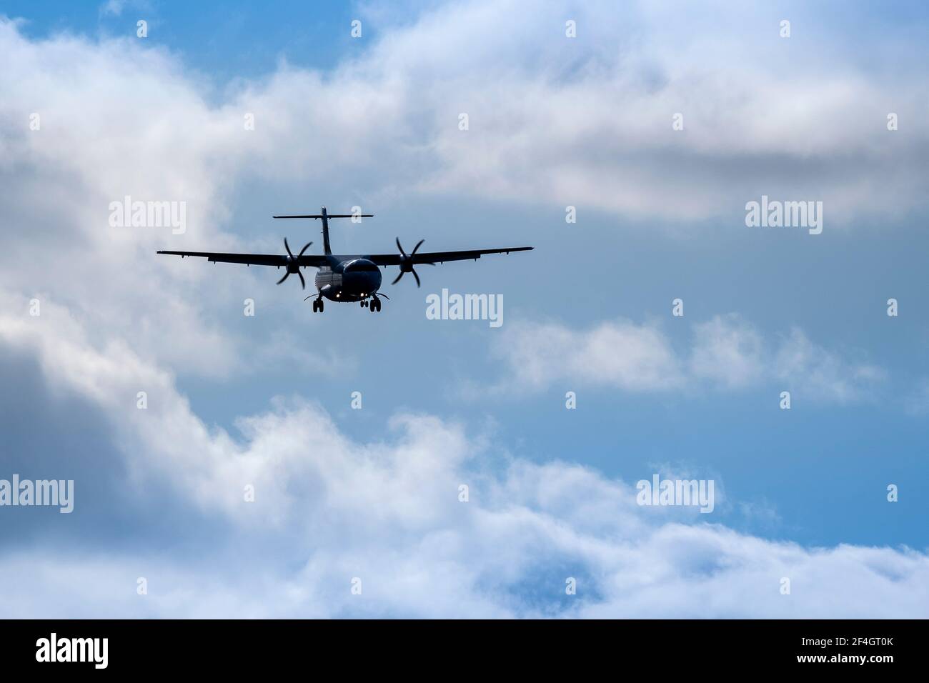 Helsinki / Finlande - 19 MARS 2021 : silhouette d'un avion turbopropulseur à l'approche finale de l'aéroport. Banque D'Images