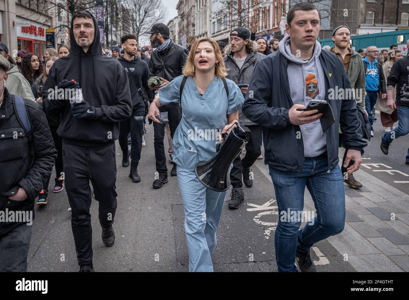 Coronavirus : des milliers de manifestants anti-verrouillage marchent sous une surveillance policière intense de Hyde Park à Westminster. Londres, Royaume-Uni. Banque D'Images