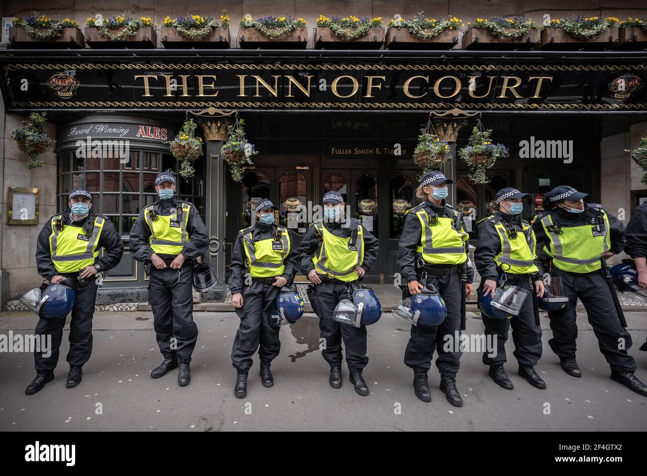 Coronavirus : des milliers de manifestants anti-verrouillage marchent sous une surveillance policière intense de Hyde Park à Westminster. Londres, Royaume-Uni. Banque D'Images