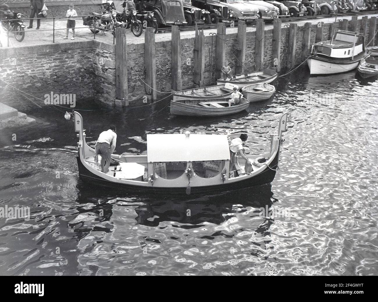 Années 1960, historique, Truro, Cornouailles, petit bateau inhabituel, une télécabine couverte dans le port, utilisée pour les voyages de mariage pour une mariée et marié et d'autres voyages d'occasion spéciale. Banque D'Images