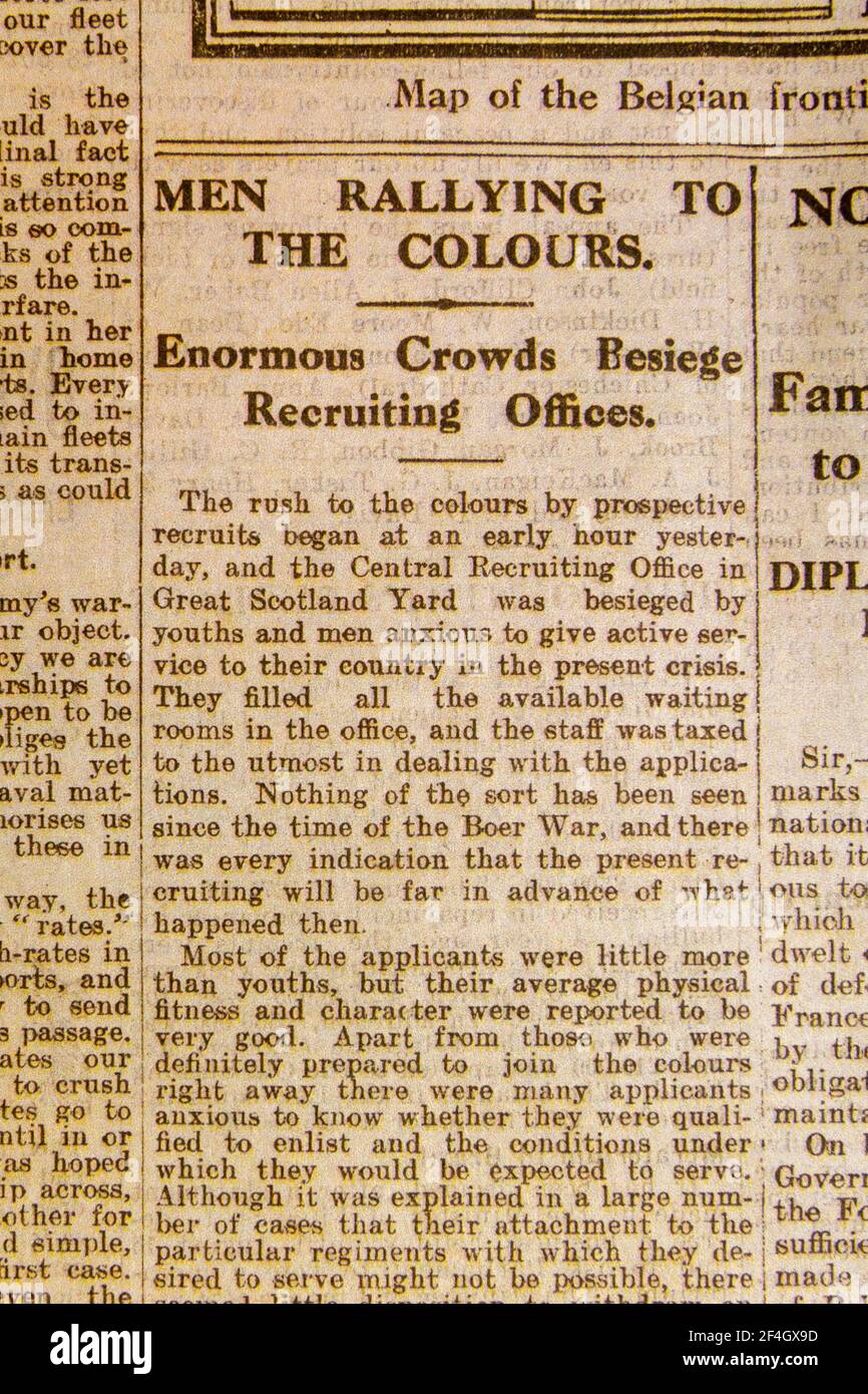 Le titre « Men's ralliing to the Colors » du rapport sur les premiers volontaires à se joindre à l'Armée de terre dans le journal Daily News & Reader du 5 août 1914. Banque D'Images