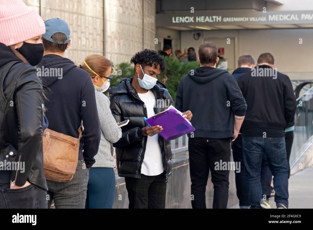 Les gens en file d'attente au Lenox Health Greenwich Village, New York City, pour une vaccination Covid-19. 20 mars 2021 Banque D'Images