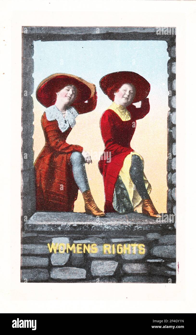 Carte postale de suffrage représentant deux jeunes femmes portant des robes  édouardiennes rouges et souriant suggestivement à la caméra tout en  révélant leurs jambes, sous la coupe "Womens Rights", 1900. Photographie par