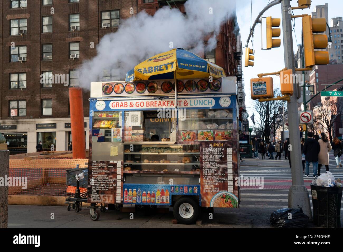 Un vendeur à l'angle de la septième Avenue et de la 14e rue dans le Greenwich Village de Manhattan a un panneau sur son chariot qui indique qu'il vend de la nourriture halal. Banque D'Images