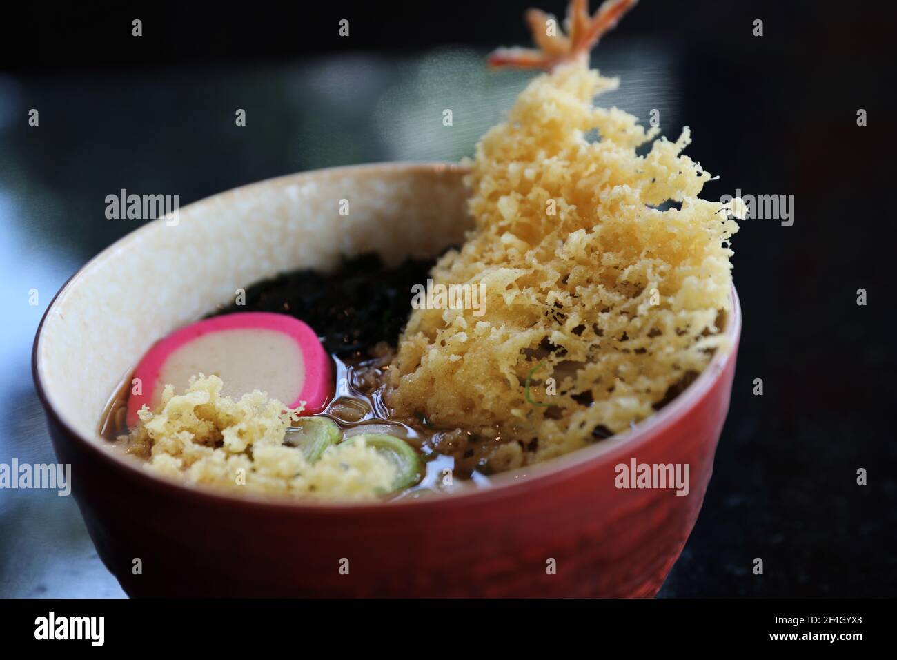 Nouilles Udon avec crevettes frites tempura, cuisine japonaise Banque D'Images