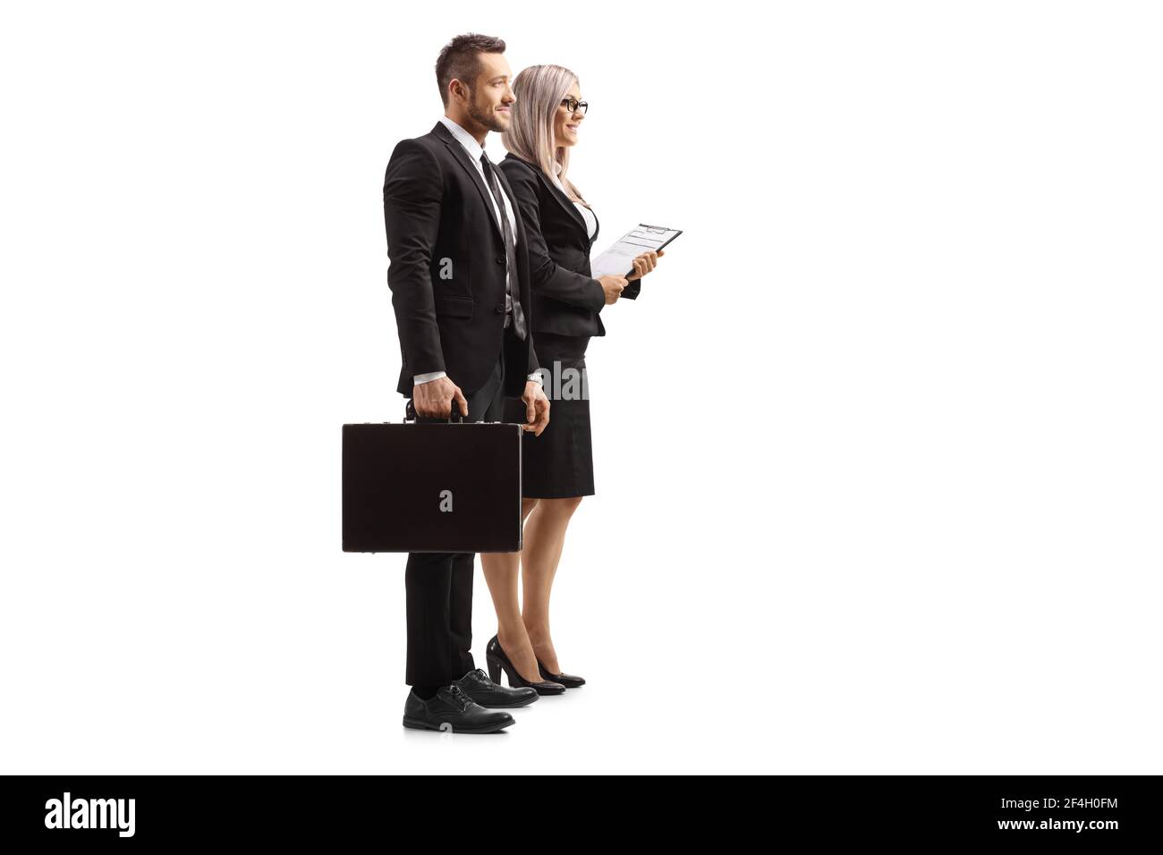 Photo pleine longueur d'un homme et d'une femme professionnels avec un porte-documents et un presse-papiers isolés sur fond blanc Banque D'Images