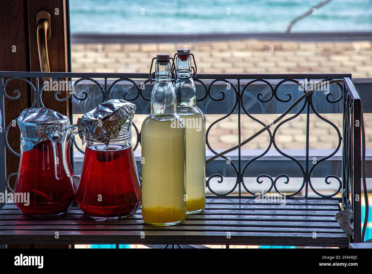 Ensemble de bouteilles avec limonade maison et cruches en verre remplies de jus de fruits rouges. Boissons pour la restauration d'événements Banque D'Images