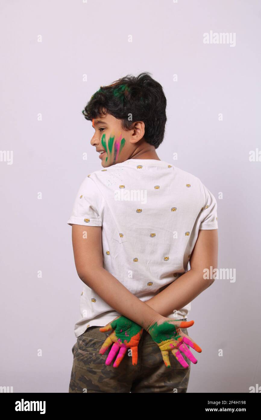 Concept pour le festival indien. Enfants jouant avec des couleurs ou enfants asiatiques célébrant holi - festival des couleurs Banque D'Images