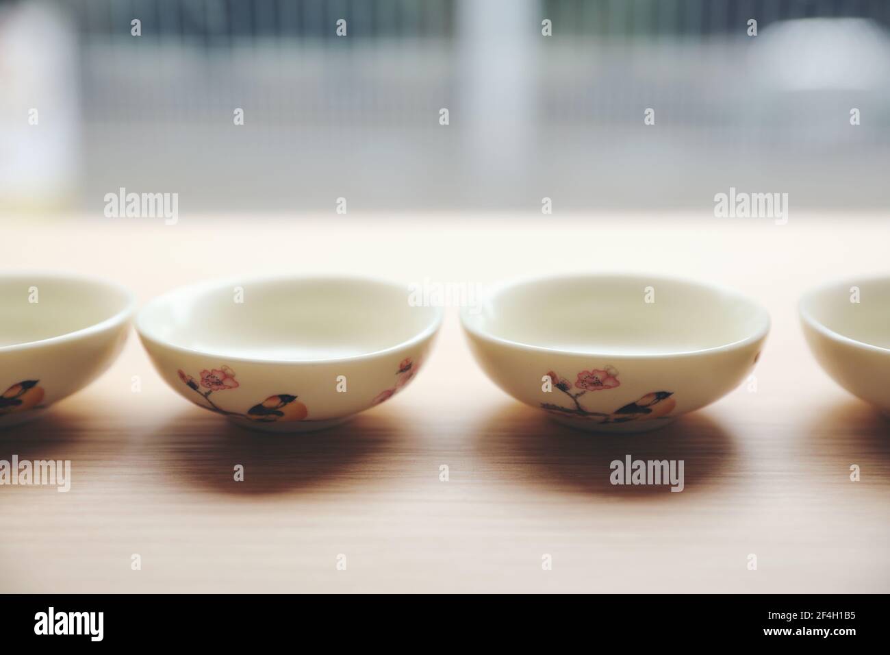 Coupe japonaise sur fond de bois Banque D'Images