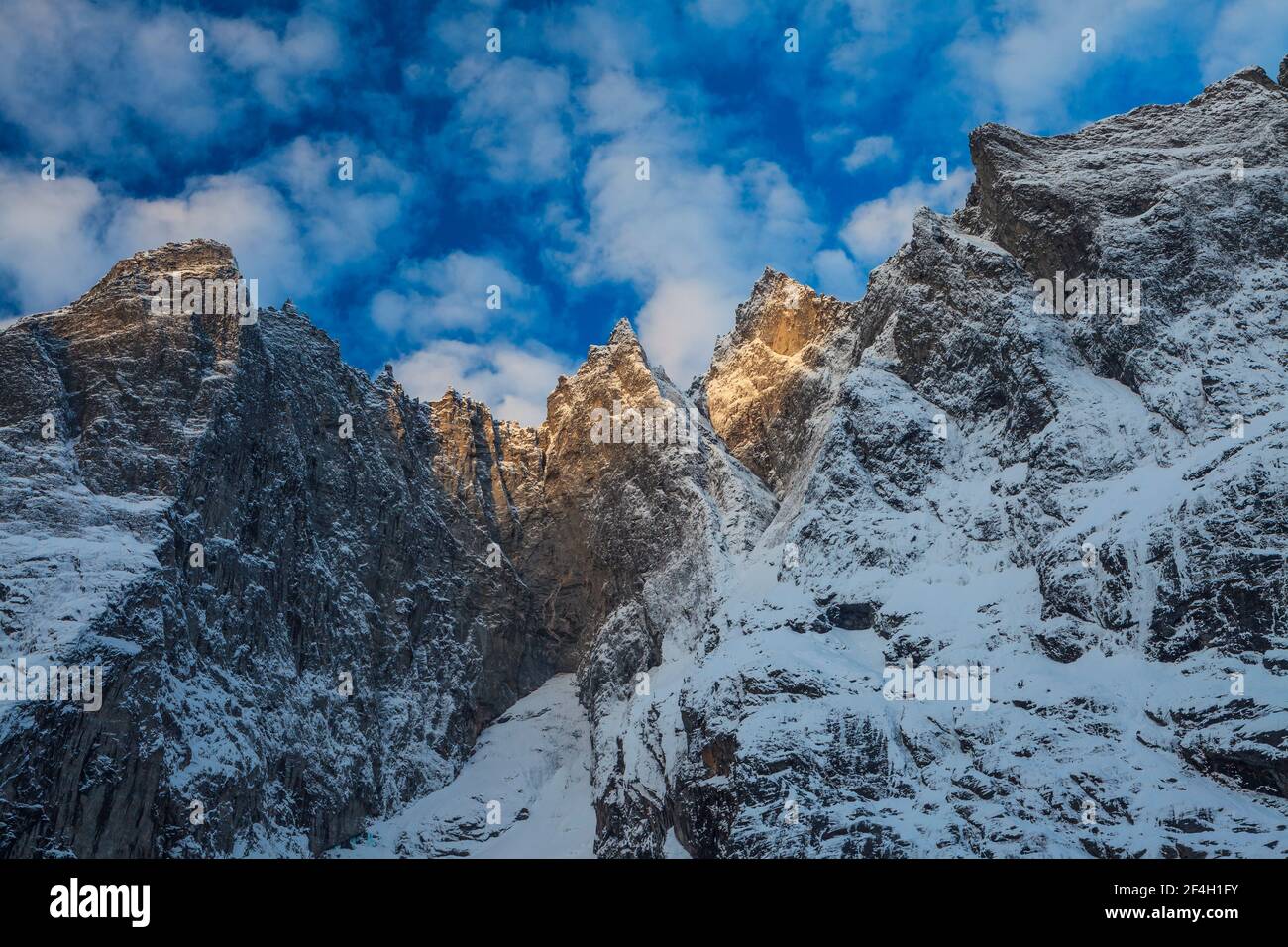 Début d'hiver lumière matinale sur Trollveggen, ou le mur de Trolltindene, et les sommets Trolltindene dans la vallée de Romsdalen, Rauma kommune, Møre og Romsdal, Norvège. Banque D'Images