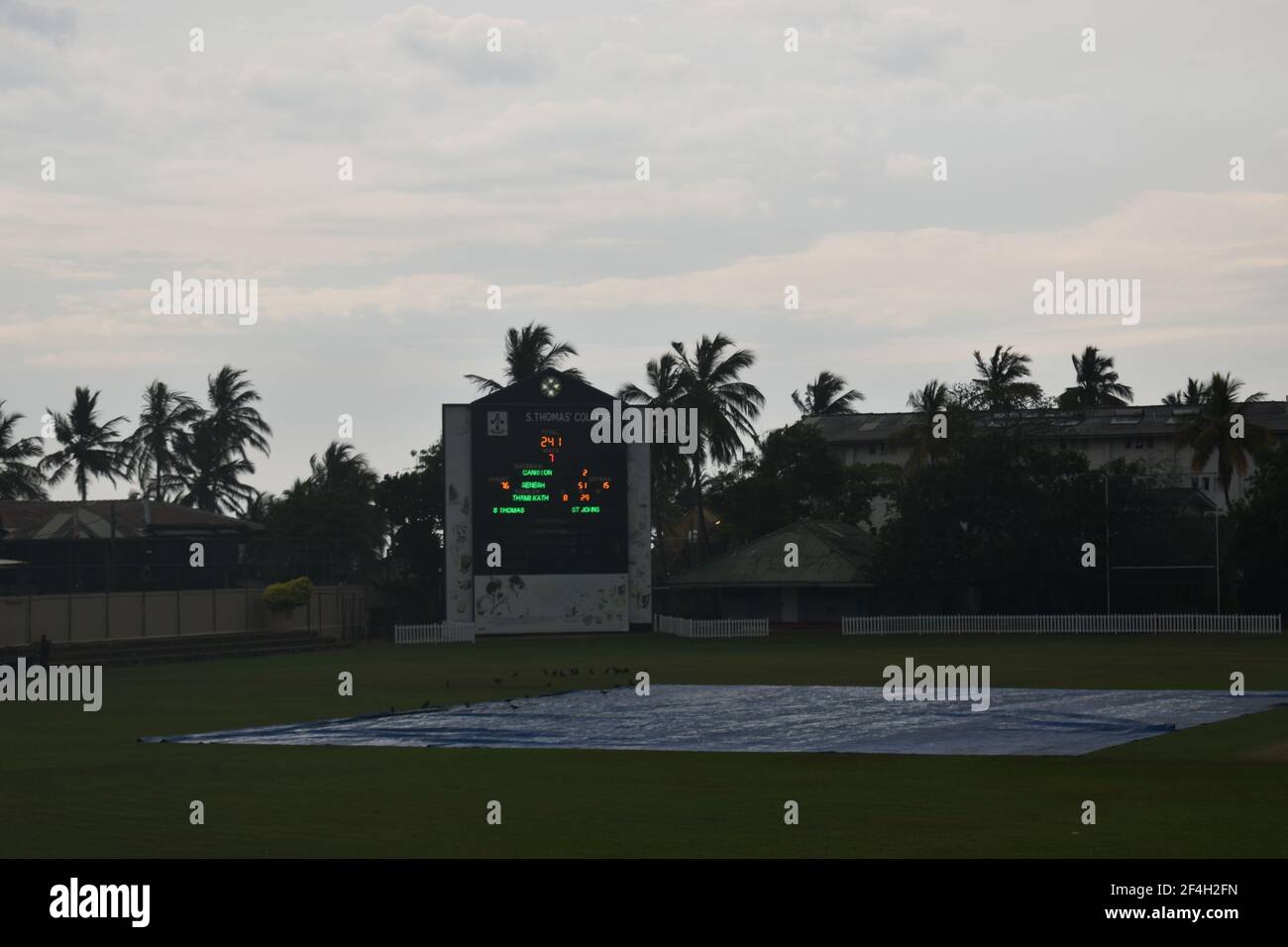 Vue du tableau de bord électronique. Terrain de cricket de l'école Picturistique. St. Thomas College, Mt. Lavinia. Colombo, Sri Lanka. Banque D'Images