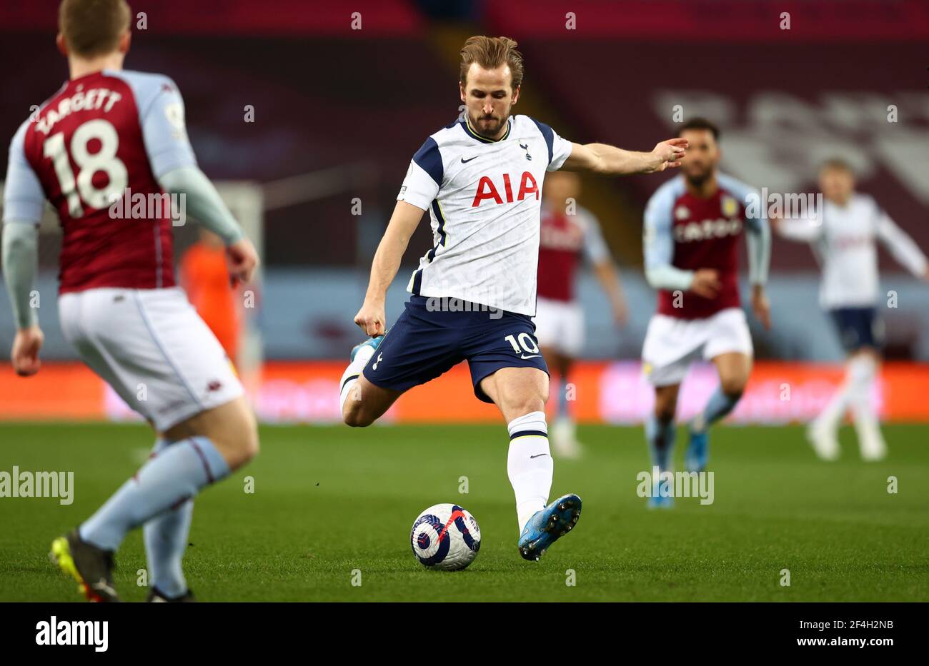 Harry Kane, de Tottenham Hotspur, a tiré sur le but lors du match de la Premier League à Villa Park, Birmingham. Date de la photo: Dimanche 21 mars 2021. Banque D'Images Harry Kane, de Tottenham Hotspur, a tiré sur le but lors du match de la Premier League à Villa Park, Birmingham. Date de la photo: Dimanche 21 mars 2021. Banque D'Images