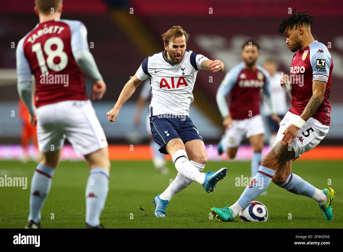 Harry Kane, de Tottenham Hotspur, a un tir sur but qui est bloqué par Tyrone Mings (à droite) d'Aston Villa lors du match de la Premier League à Villa Park, Birmingham. Date de la photo: Dimanche 21 mars 2021. Banque D'Images Harry Kane, de Tottenham Hotspur, a un tir sur but qui est bloqué par Tyrone Mings (à droite) d'Aston Villa lors du match de la Premier League à Villa Park, Birmingham. Date de la photo: Dimanche 21 mars 2021. Banque D'Images