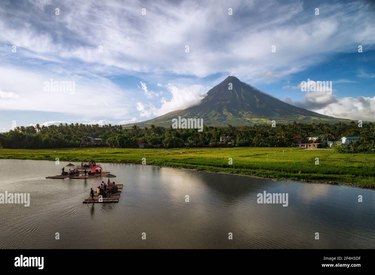 Vue aérienne du volcan du mont Mayon et du lac Sumlang près de la ville de Legazpi à Albay, Philippines. Banque D'Images