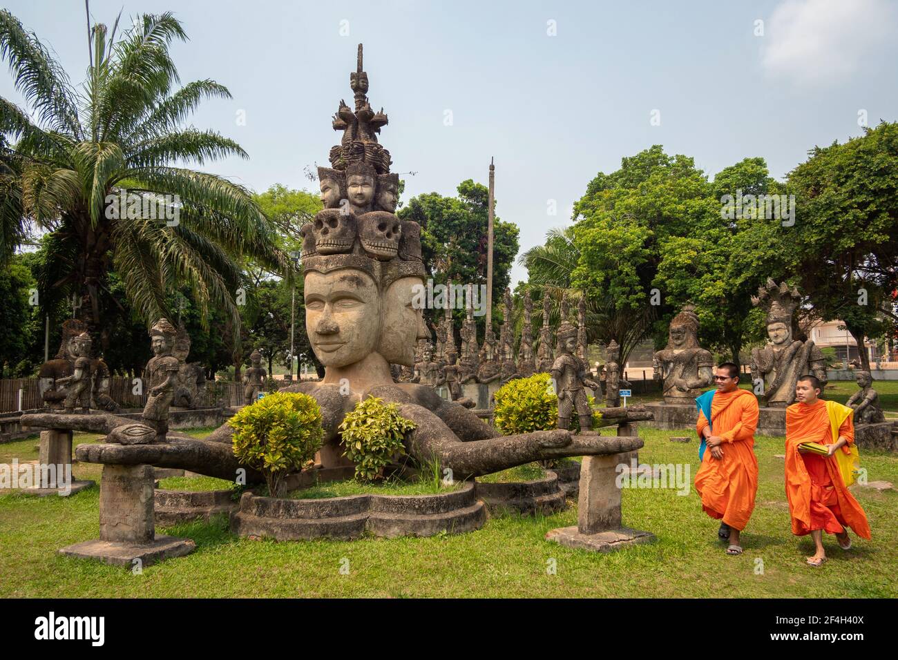 Moines bouddhistes débutants au parc de Bouddha Xieng Khuan, un parc de sculptures près du Mékong près de Vientiane, au Laos. Banque D'Images