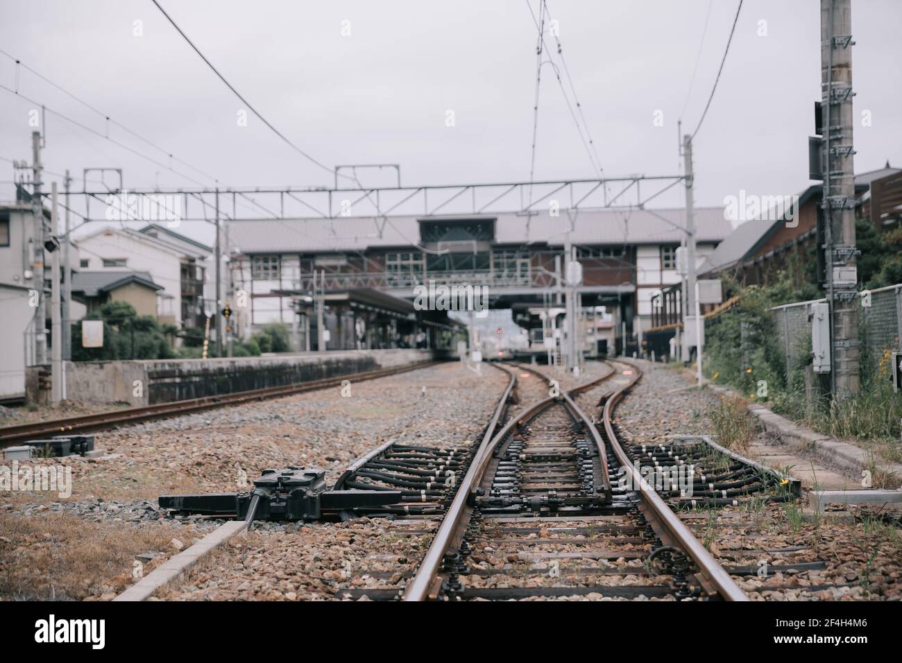 Gare et gare locales japonaises dans un style cinématographique vintage Banque D'Images