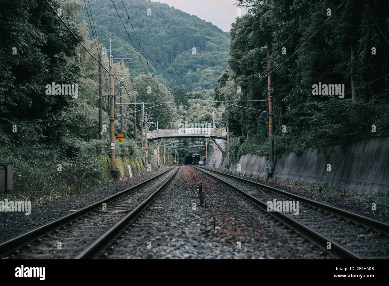 Gare et gare locales japonaises dans un style cinématographique vintage Banque D'Images