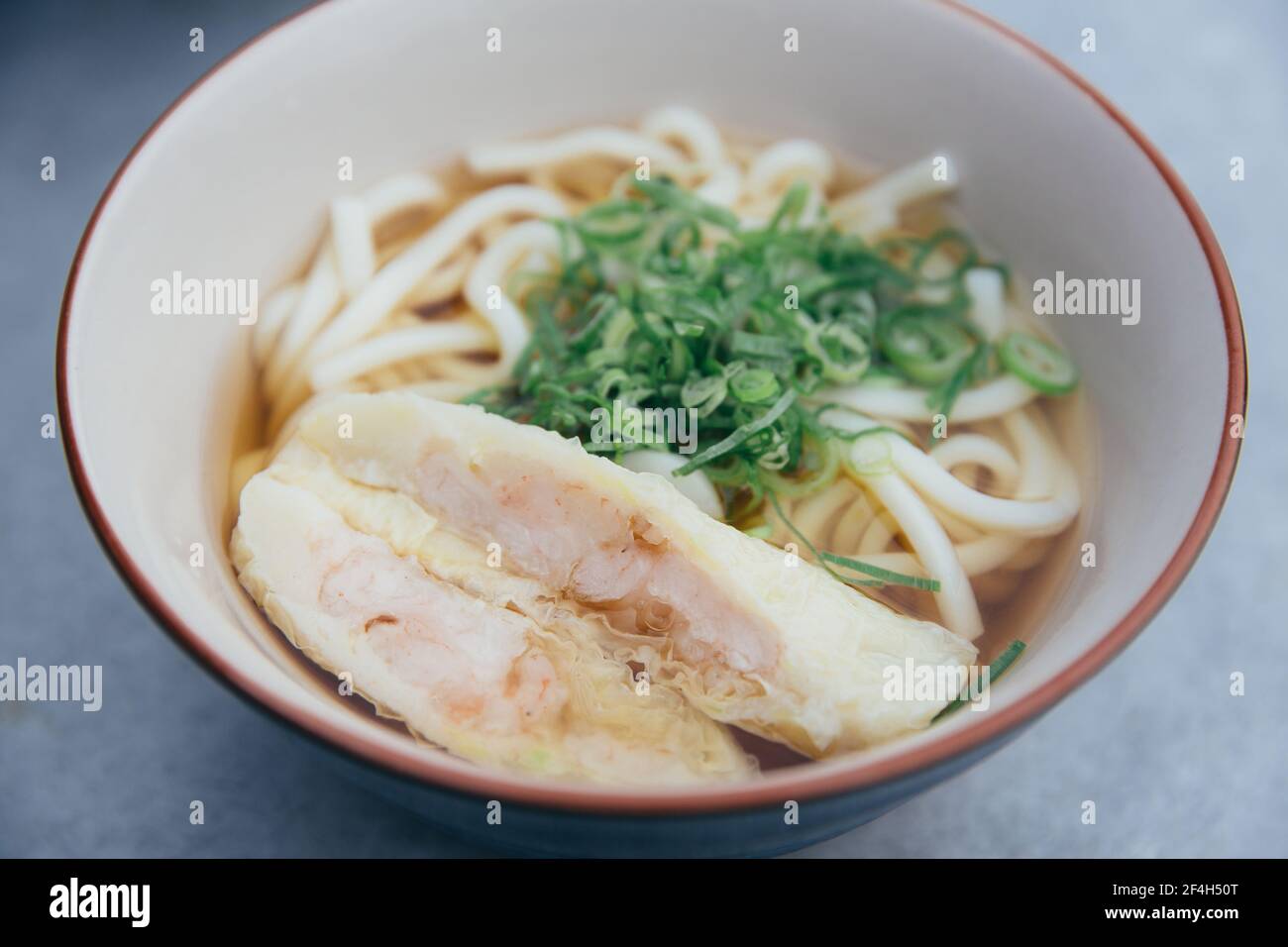 Nouilles Udon avec crevettes frites tempura cuisine japonaise Banque D'Images