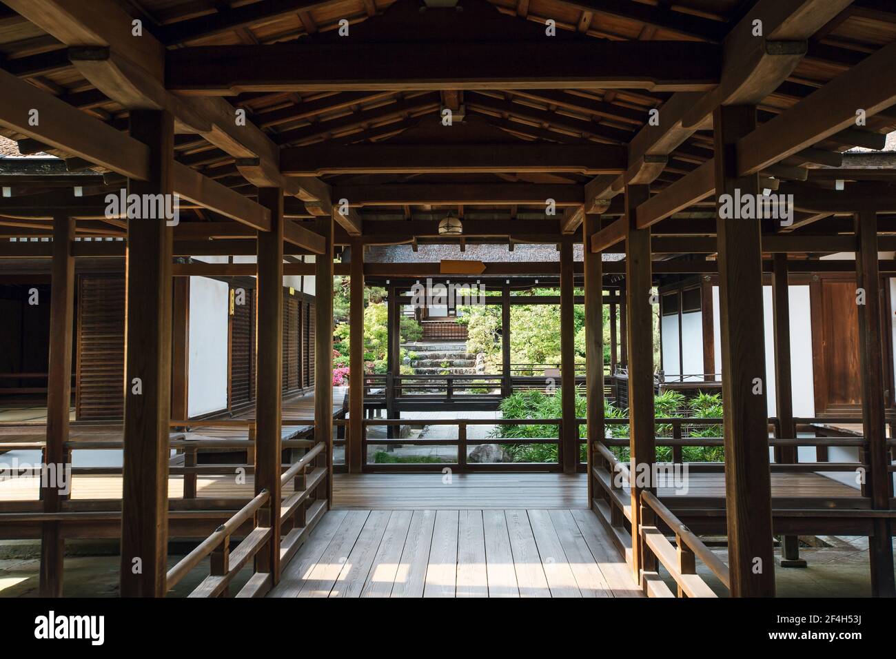 Passerelle à l'extérieur, bâtiments traditionnels japonais en bois et arrière-plan du jardin Banque D'Images